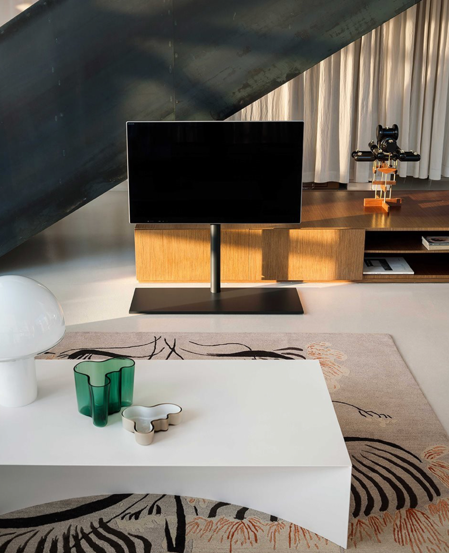 Void free standing console 617